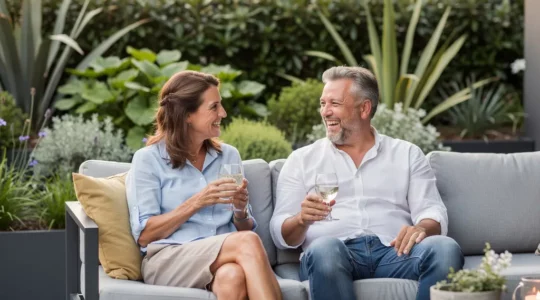 Couple profitant d'un salon de jardin moderne avec mobilier aluminium