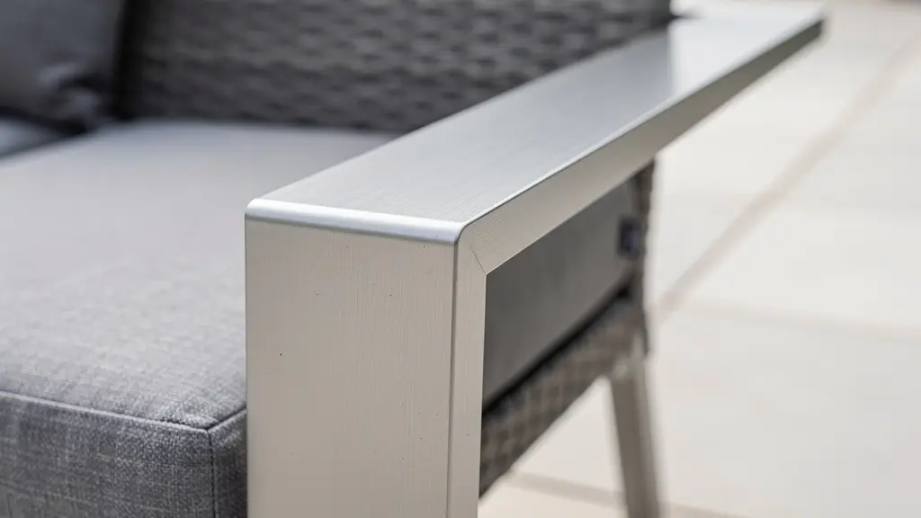 Gros plan sur la finition d'un canapé extérieur en aluminium de qualité